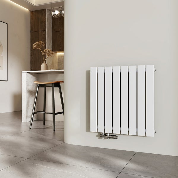 Weißer Heizkörper an einer Wand in einem Wohnraum.