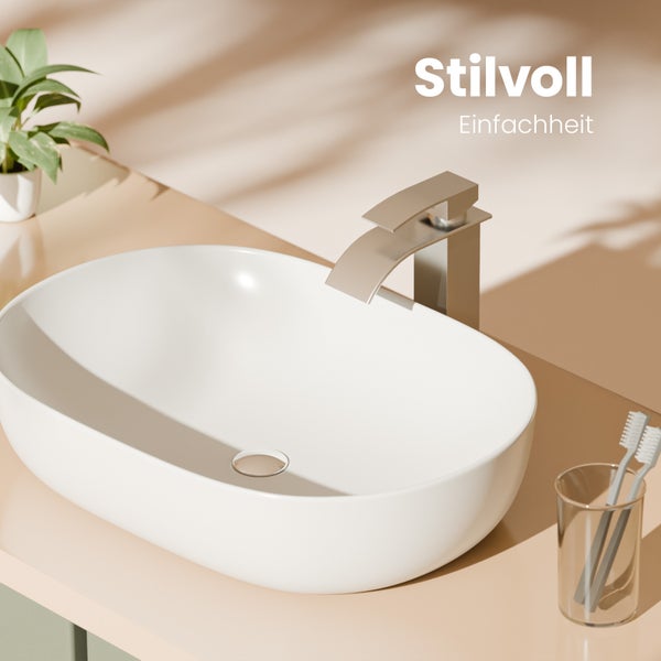 Aufsatzwaschbecken aus Keramik mit Armatur und Zahnbürsten im Badezimmer