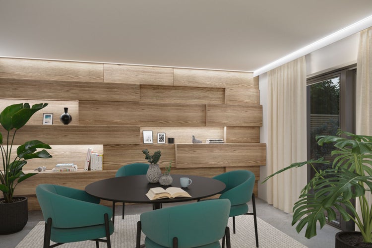 Moderner Raum mit strukturierter Holzwand, integrierter Beleuchtung, schwarzem Rundtisch, türkisfarbenen Sesseln, hellem Teppich und großen Pflanzen.