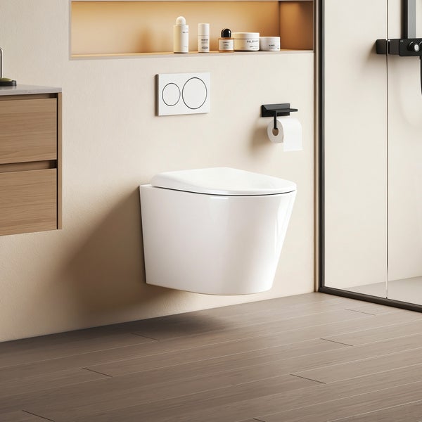 Modernes Badezimmer mit wandhängendem WC, Betätigungsplatte und Toilettenpapierhalter