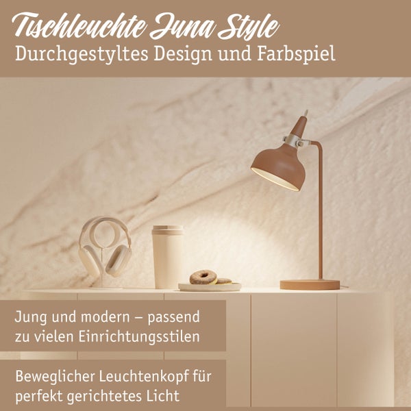 Tischleuchte im modernen Design auf einem Tisch mit Kopfhörern, Getränkebecher und Donuts