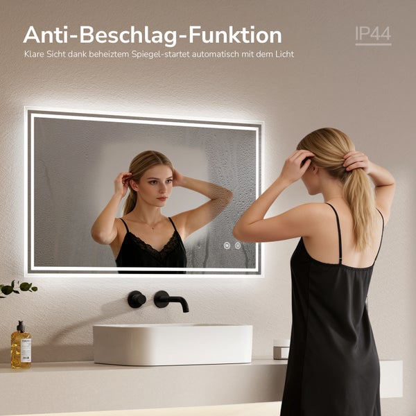 Beleuchteter Badezimmerspiegel mit Anti Beschlag Heizung und Schutzart IP44 für klare Sicht über einem modernen Waschbecken mit Armatur.