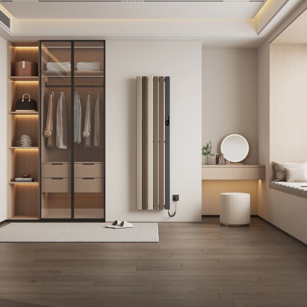 Moderner Designheizkörper vertikal montiert in einem hellen Schlafzimmer mit Kleiderschrank und Schminktisch.