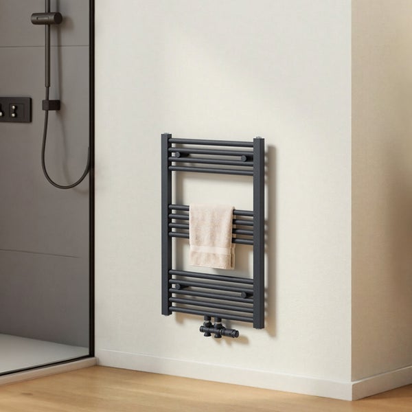 Badezimmer mit Handtuchheizkörper und Handtuch