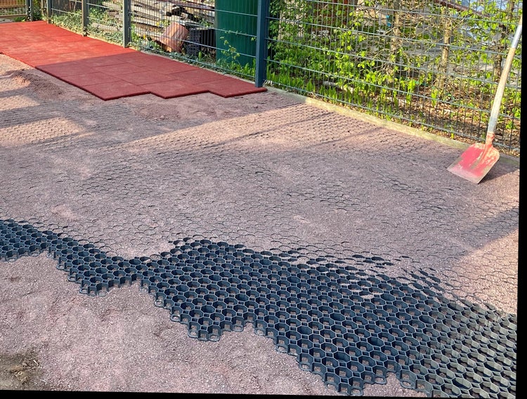Kieswabe - Rasengitter - Bodengitter | 26 Stück 476 x 476 x 40 mm - 5,89 m² | mattgrün | hohe Belastbarkeit bis 400 t/m² | umweltfreundlich und wasserdurchlässig | einfache Montage mit Erdspießen | WARCO