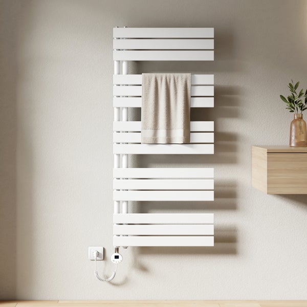 Badezimmer mit Handtuchheizkörper, Handtuch und Kommode