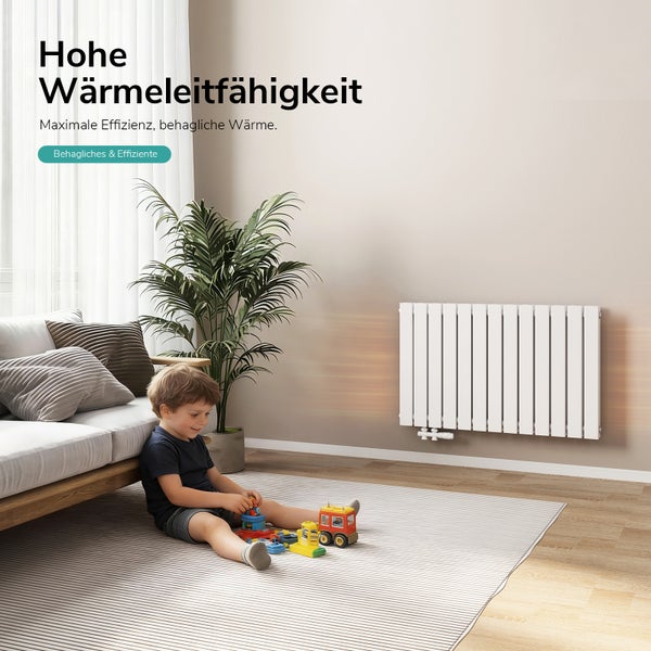 Wohnzimmer mit Rippenheizkörper, Sofa, Zimmerpflanze und spielendem Kind