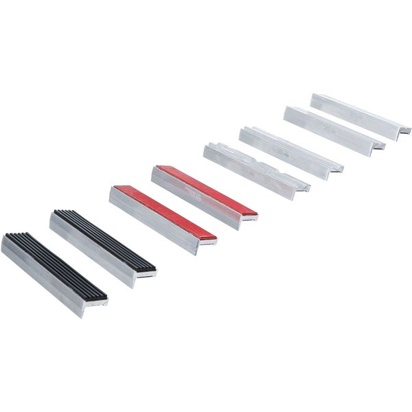 Mehrere Treppenkantenprofile aus Aluminium mit unterschiedlichen Oberflächen