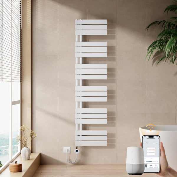 Moderner weißer elektrischer Handtuchheizkörper mit flachen Lamellen an einer Wand, steuerbar per Smartphone-App und Smart Home Lautsprecher.