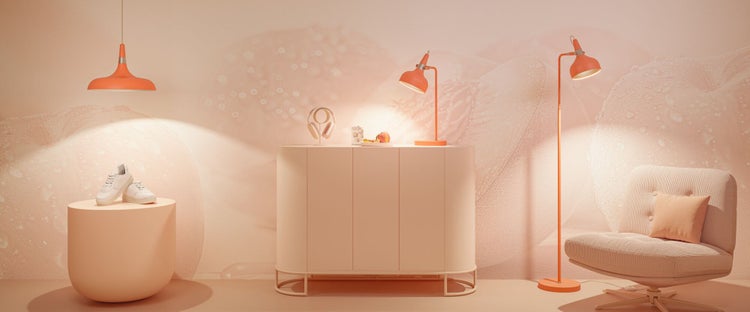Helle Inneneinrichtung mit Sideboard, Tischleuchte, Stehlampe, Sessel und Dekoration