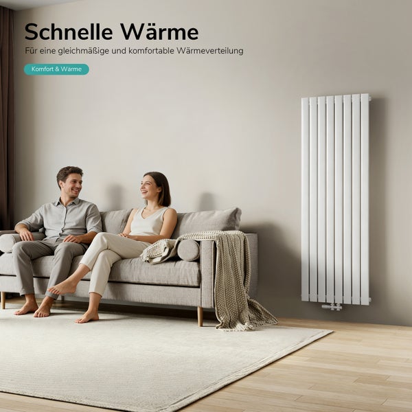 Ein Paar sitzt auf einem Sofa in einem modernen Wohnzimmer neben einem vertikalen Designheizkörper für gleichmäßige Wärme.
