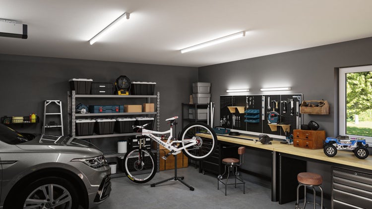 Garage mit Regalen, Werkbank, Fahrrad und Auto