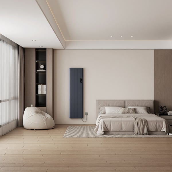 Ein moderner, vertikaler Elektroheizkörper in einem hellen Schlafzimmer mit minimalistischem Design und Holzfußboden.