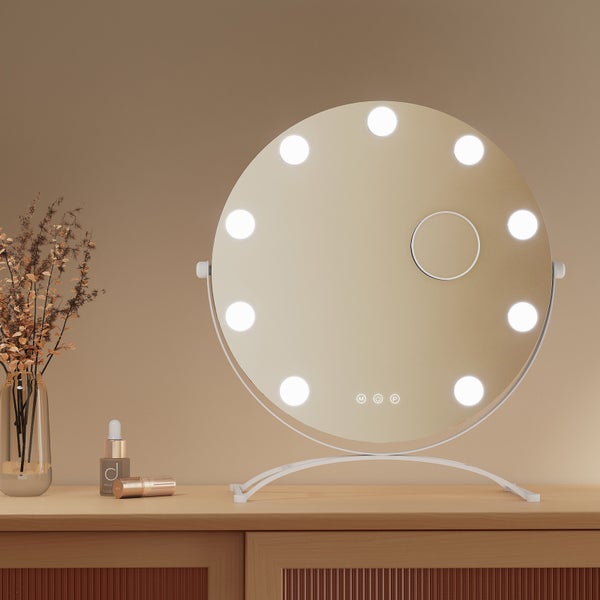 Runder Kosmetikspiegel mit Beleuchtung auf einem Schminktisch