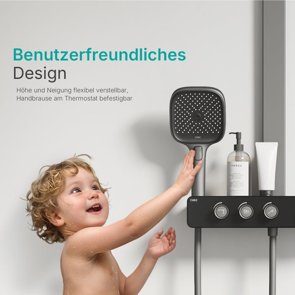 Duschsystem mit Duschkopf und Kind im Badezimmer