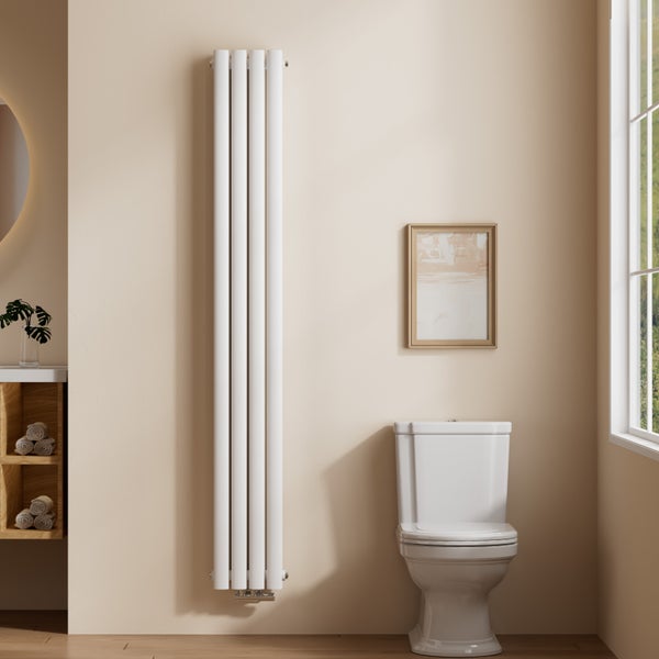 Badezimmer mit Heizkörper, Toilette und Waschbeckenunterschrank