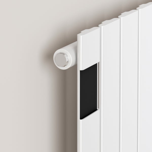 Detailansicht eines weißen Rippenheizkörpers