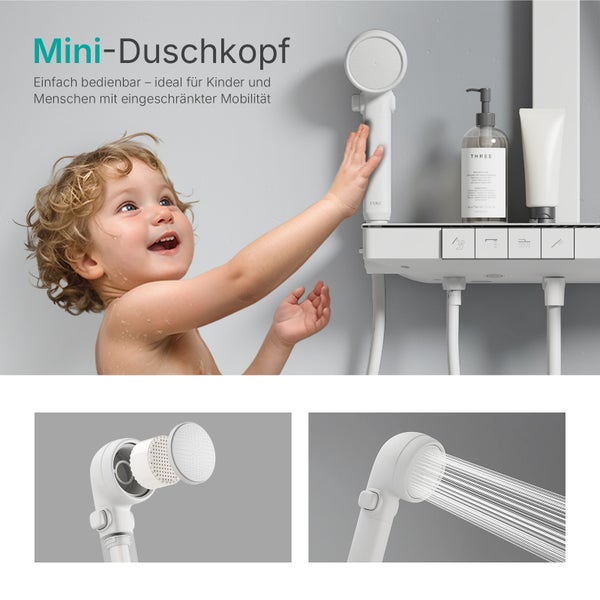 Mini Duschkopf mit Kind und Badezimmer Accessoires auf Ablage