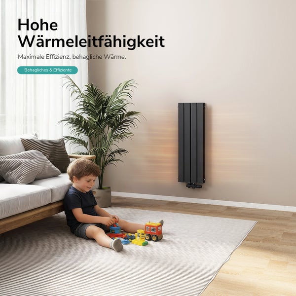 Wohnzimmer mit Sofa, Zimmerpflanze, Kind und einem schwarzen Heizkörper an der Wand.