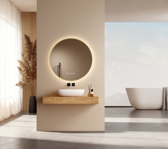 Modernes Badezimmer mit rundem LED-Spiegel, Aufsatzwaschbecken auf Holzkonsole und freistehender Badewanne im hellen, minimalistischen Design.