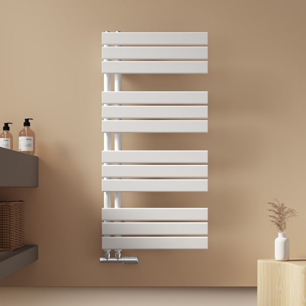 Weißer Handtuchwärmer an der Wand im Badezimmer