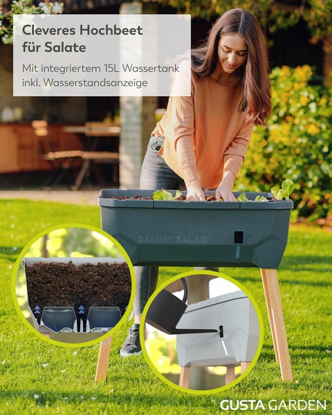 Befüllen des Wassertanks eines Pflanzkastens mit einer metallenen Gießkanne zur optimalen Bewässerung der Pflanzen.