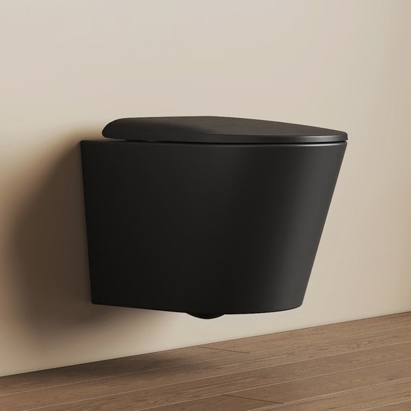Wandhängende Toilette in Schwarz matt mit passendem Toilettendeckel.