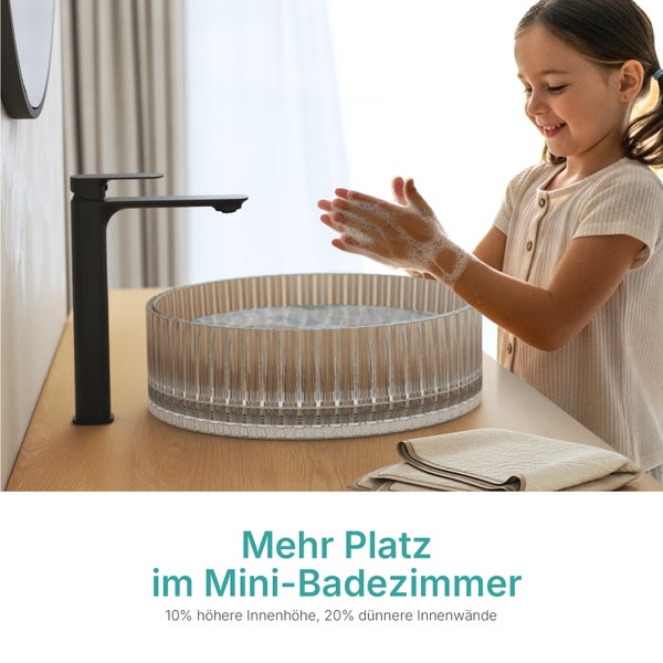 Szene im Badezimmer mit rundem Glaswaschbecken, schwarzer Armatur und einem Kind, das sich die Hände wäscht