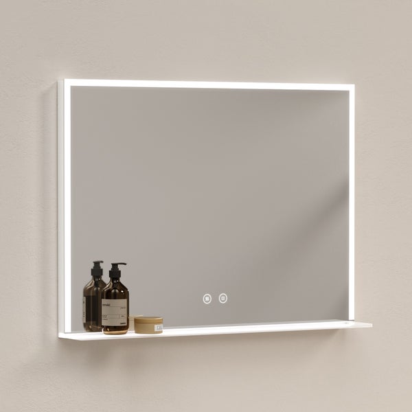 Beleuchteter Badezimmerspiegel mit Ablage für Badutensilien.
