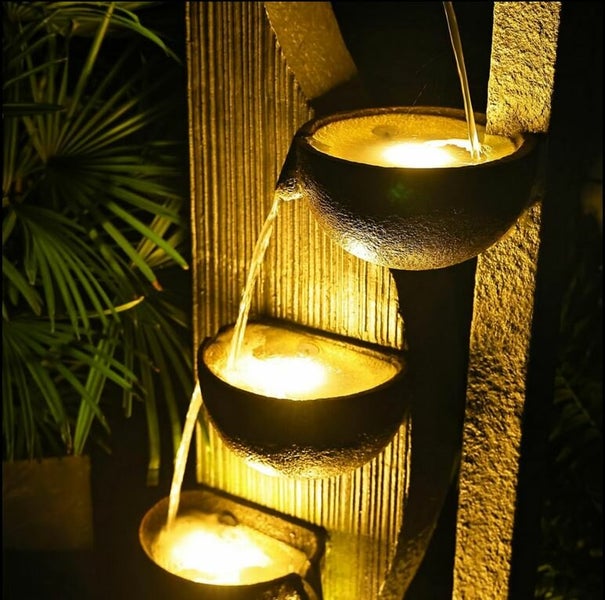 Dekorativer Gartenbrunnen mit drei Schalen und Wasserspiel für den Außenbereich.