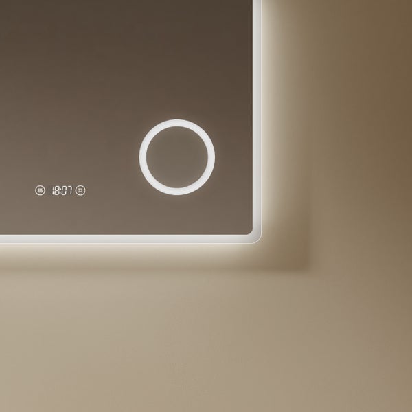 Beleuchteter Spiegel mit digitaler Anzeige an der Wand