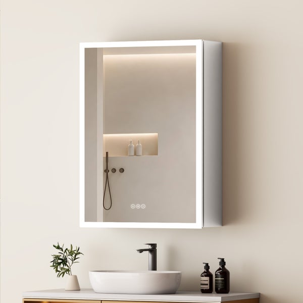 Spiegelschrank mit integrierter LED Beleuchtung und Touch Steuerung über einem Waschbecken mit Armatur.