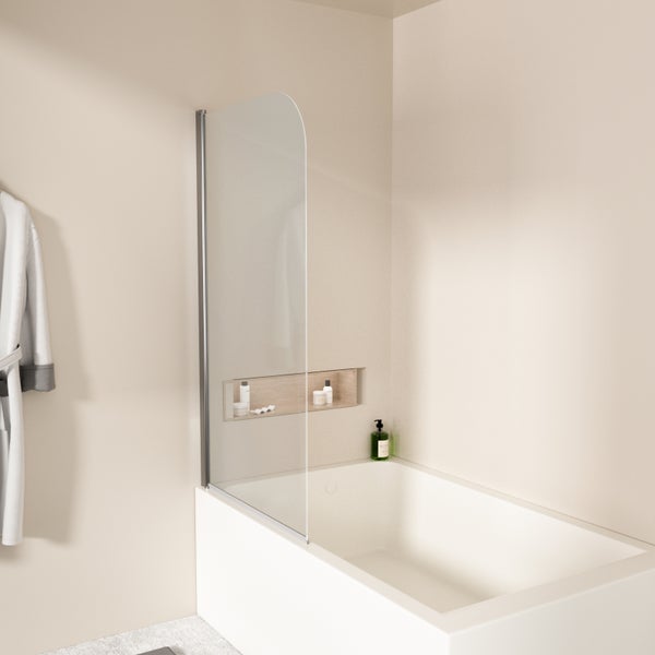 Badezimmer mit Badewanne und Duschwand aus Glas