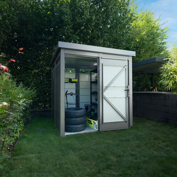 Gartenschrank mit geöffneter Tür und Gartengeräten