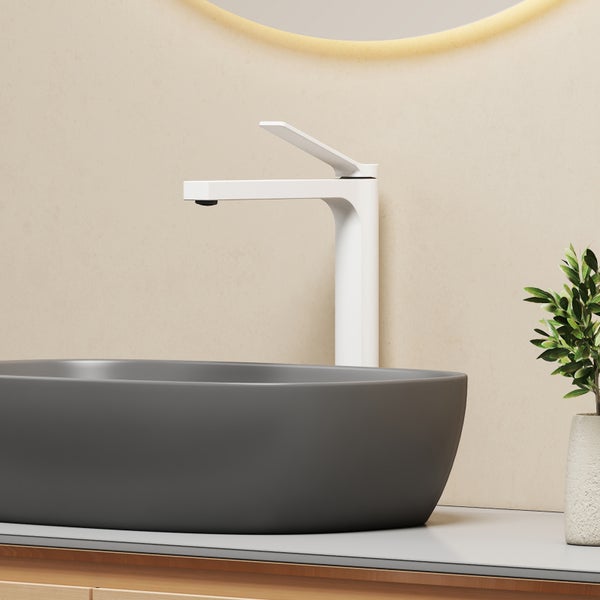 Badezimmerwaschtisch mit Aufsatzwaschbecken und Armatur