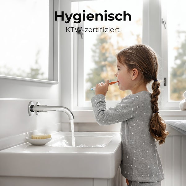Ein helles Badezimmer mit einem Waschbecken und einem Mädchen, das sich die Zähne putzt. Das Wasserhahn ist KTW zertifiziert.