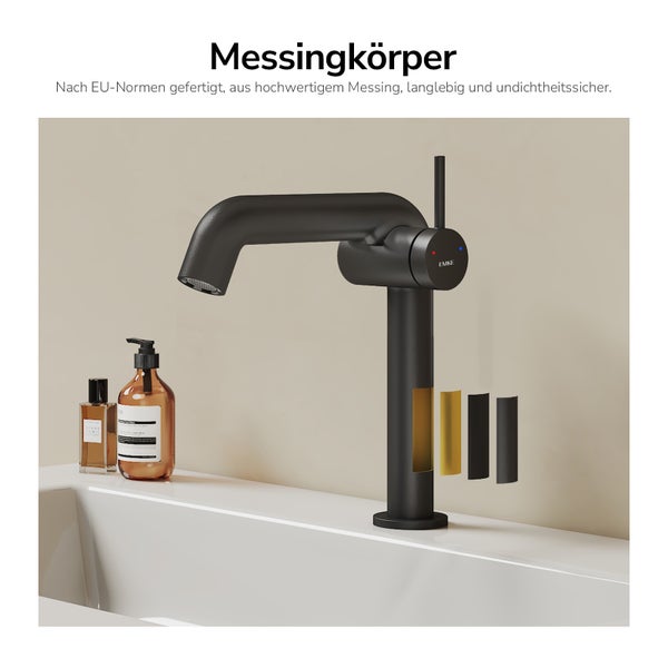 Schwarze Armatur aus Messing mit Armaturkörper auf einem Waschbecken