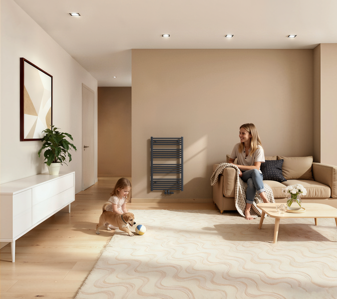 Wohnzimmer mit Heizkörper, Sofa, Tisch und spielenden Personen