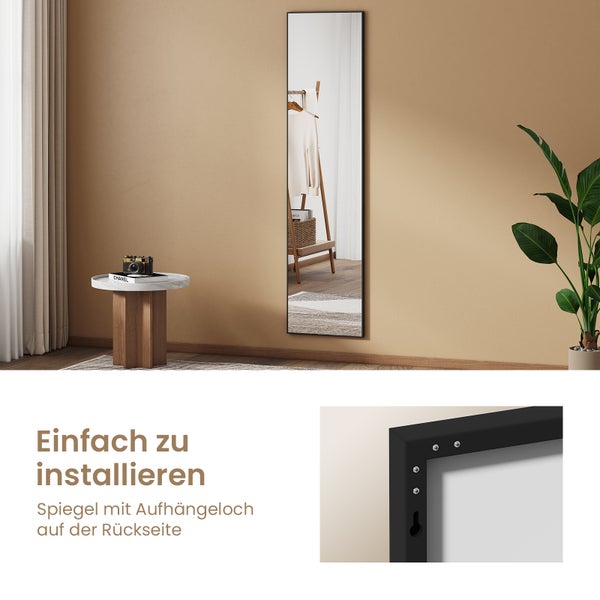 Ganzkörperspiegel mit schwarzem Rahmen im Wohnzimmer