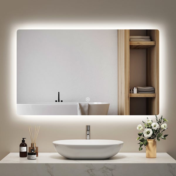 Badezimmer mit beleuchtetem Spiegel, Waschbecken und Badewanne