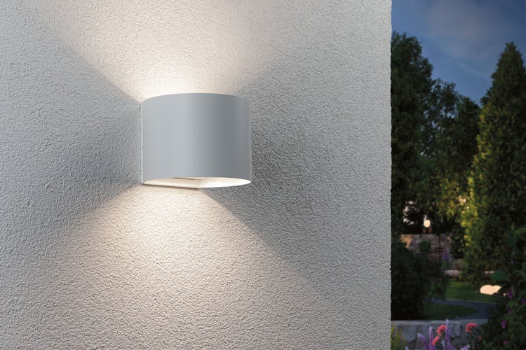 Zylindrische Wandleuchte für den Außenbereich an einer Wand montiert