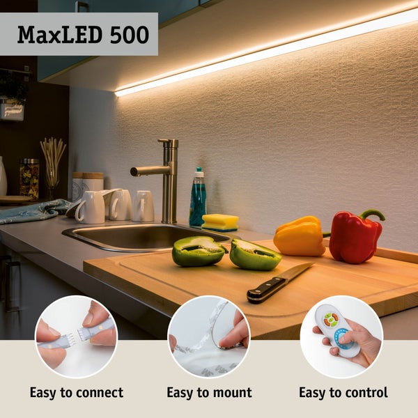 MaxLED 500 LED-Leiste in einer Küchenszene mit Gemüse und Spüle. Einfache Verbindung, Montage und Steuerung.