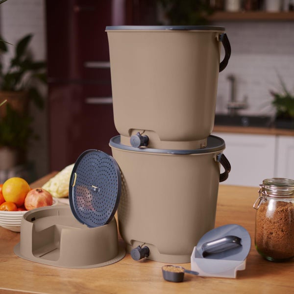 Skaza Bokashi Essential Biomülleimer Küche Set (2 x 15,3 Liter) + Base - Komposteimer Küche und Garten aus recyceltem Kunststoff - Starter Set + incl. 1 kg Fermentation Starter - Capuccino