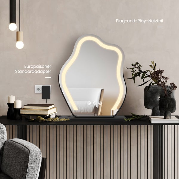 Dekoratives Interieur mit beleuchtetem Spiegel, Eurostecker und Plug-and-Play-Netzteil auf einem Tisch.