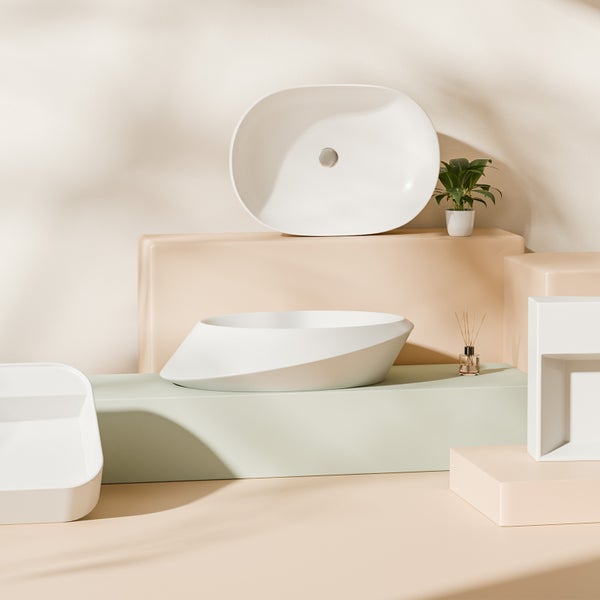 Auf dem Bild sind zwei Aufsatzwaschbecken und ein Einbaubecken in einem hellen Badezimmer zu sehen. Das Design ist modern und minimalistisch.