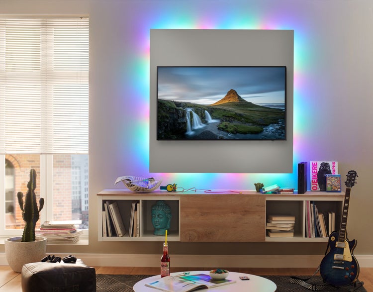 Wohnzimmer mit Fernseher, beleuchtet mit LED-Streifen, mit Wohnzimmermöbeln dekoriert.