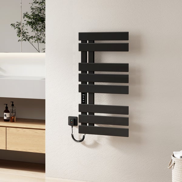 Moderner elektrischer Handtuchheizkörper an einer Badezimmerwand montiert, mit digitaler Anzeige und Spiralkabel.