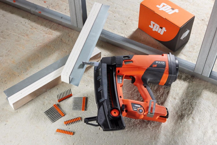 Spit Pulsa 65 Nagelpistole mit Nägeln, Metallprofilen und Produktverpackung