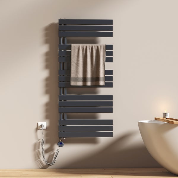 Elektrischer Handtuchwärmer mit Handtuch und Badewanne im Badezimmer.