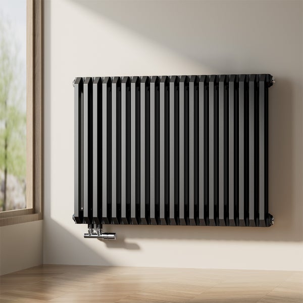 Schwarzer Gliederheizkörper an einer Wand